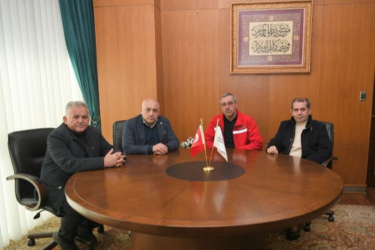memduh-buyukkilic-futbol-aktorleriyle-bulustu-1676925722-979-x750.jpg