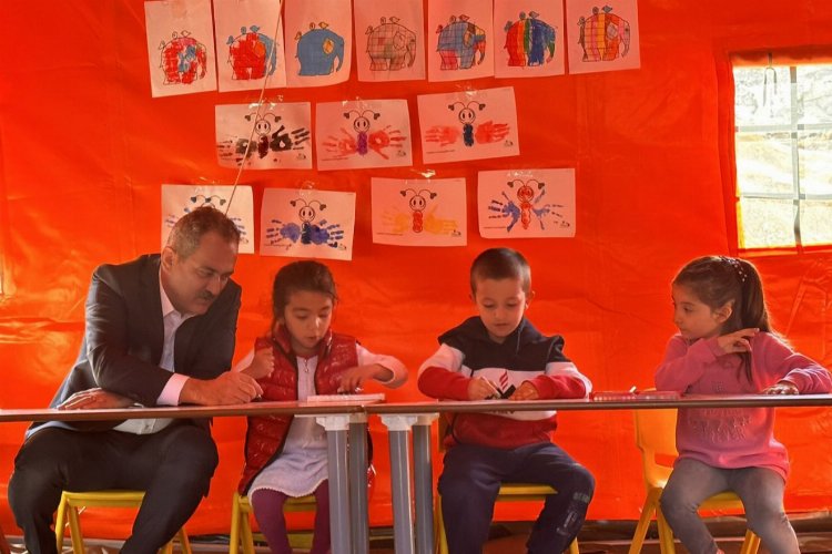 bakan-ozer-afet-bolgesinde-incelemelerde-1678358685-592-x750.jpg