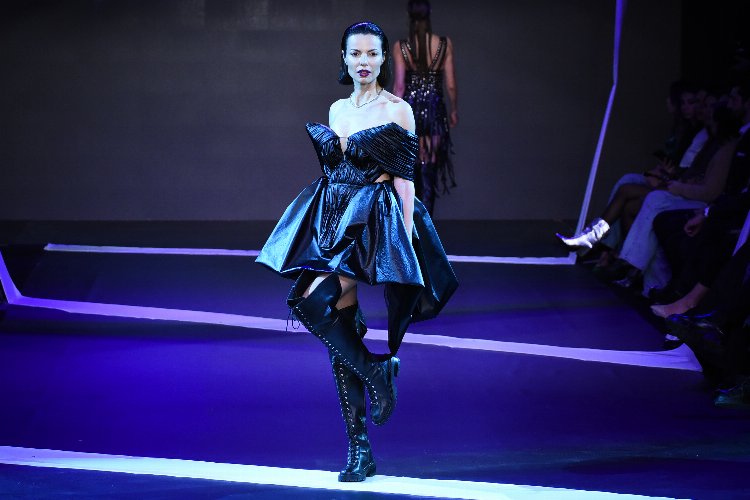 defile-rekortmeni-simge-unal-dubai-yolcusu-1679921494-507-x750.jpg