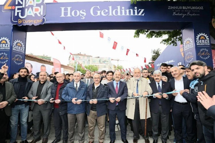 gebze-kitap-fuari-kapilarini-acti-1682941371-394-x750.jpg